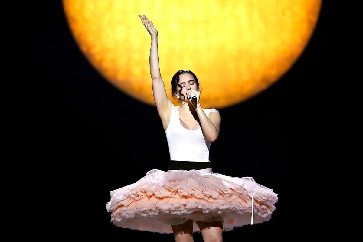 Rosalia en el escenario principal del LUX Tour 2026